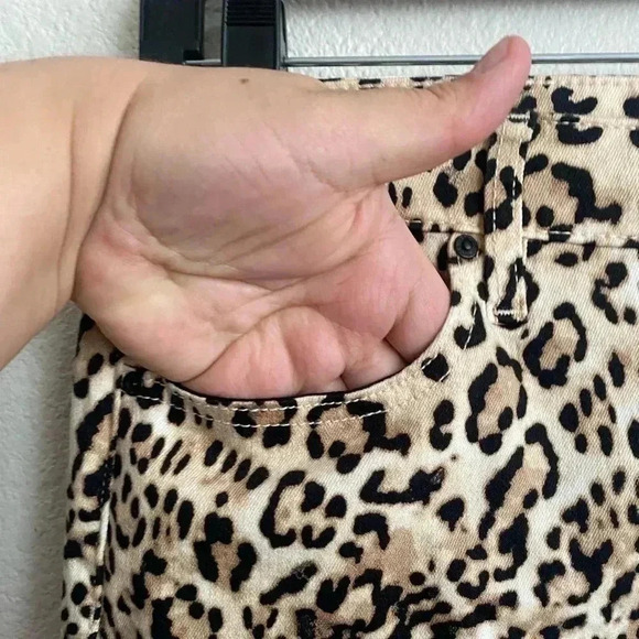 🆕Chico’s Leopard Girlfriend Ankle Jeans 4R🆕 - Picture 5 of 14